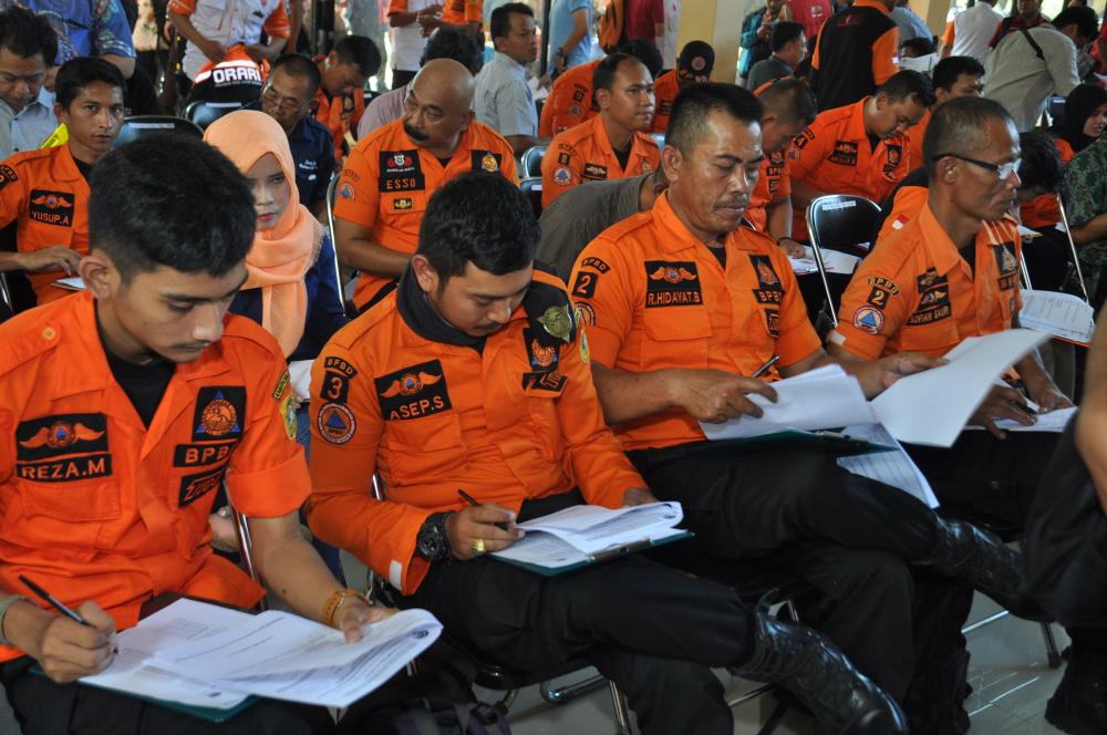 Peserta dari BPBD Kota Bogor mengikuti  UNAR ke-IV yang berlangsung di Aula Serbaguna, Bumi Perkemahan Cimandala, Bogor, Jawa Barat.   Balmon Bandung yang merupakan Unit Pelaksana Teknis Ditjen SDPPI di Jawa Barat telah menguji total 1.314 operator amatir radio sepanjang 2017.