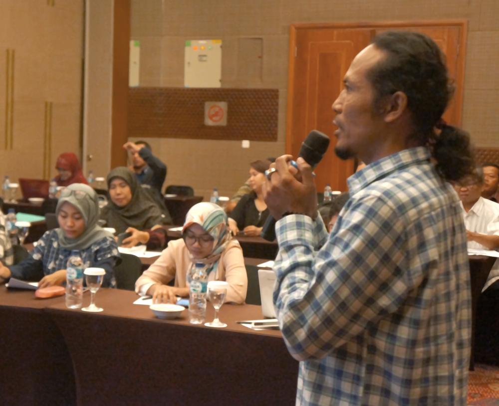 Editor Antara News, Suryanto saat menyampaikan  materi  dihadapan peserta acara coaching clinic di Yogyakarta (12/12)