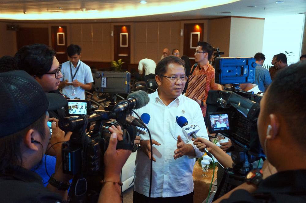Menteri Komunikasi dan Informatika, Rudiantara melakukan wawancara dengan wartawan usai peresmian tanda tangan digital, di Jakarta (20/12)