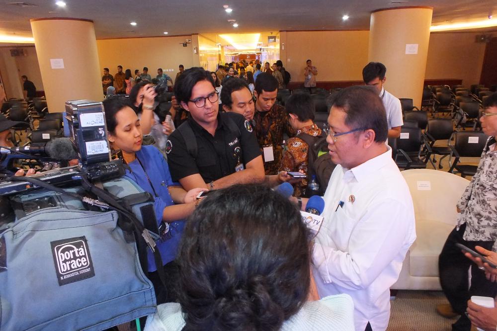 Menteri Komunikasi dan Informatika, Rudiantara melakukan wawancara dengan wartawan usai peresmian tanda tangan digital, di Jakarta (20/12)