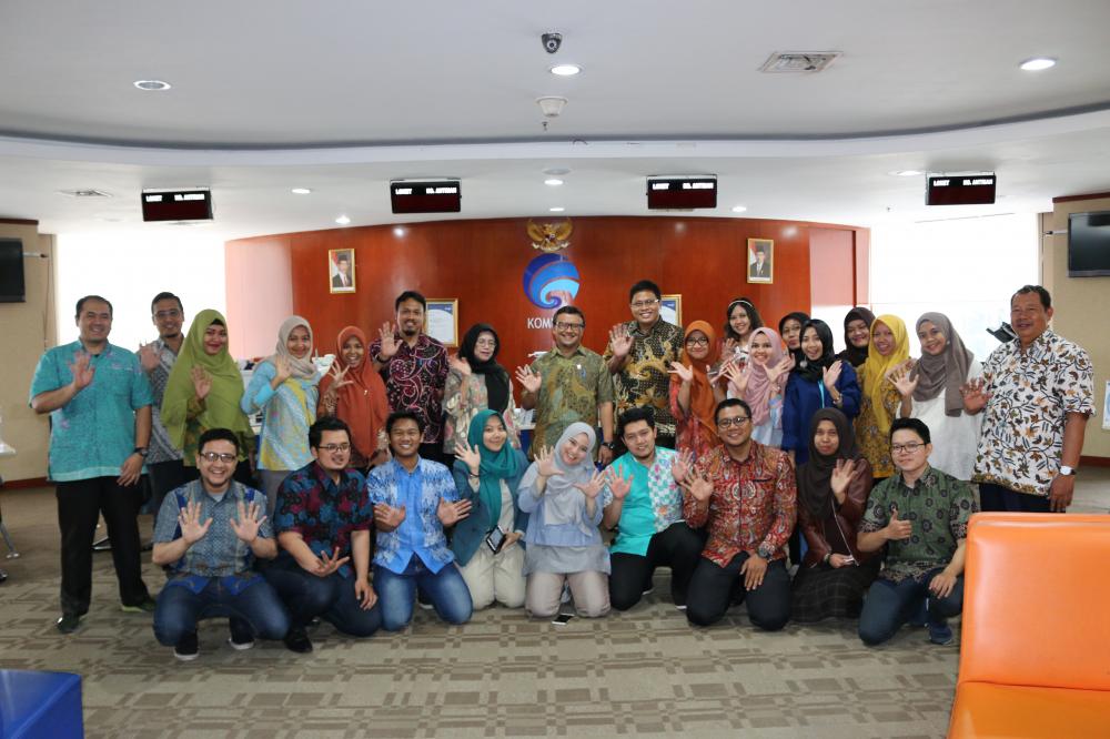 Direktur Operasi Sumber Daya  Dwi Handoko (no.8 dari kiri) berfoto bersama petugas layanan pada Pusat Pelayanan Terpadu dan Contact Center Ditjen SDPPI