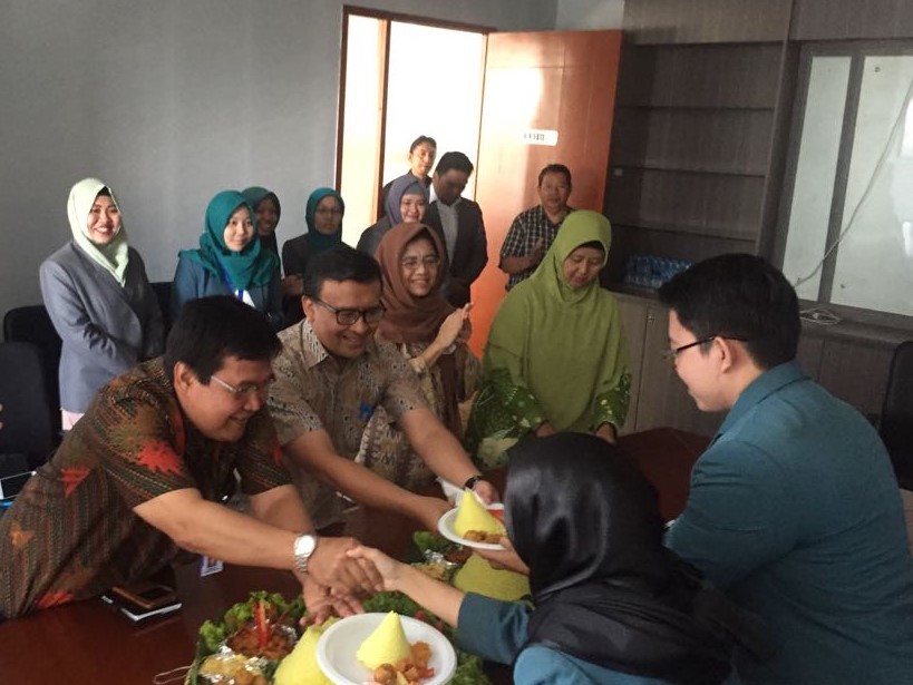 Sesditjen SDPPI Sadjan dan Direktur Operasi Sumber Daya Dwi Handoko menyerahkan potongan tumpeng kepada petugas layanan  menandai dimulainya pelayanan Ditjen SDPPI tahun 2018