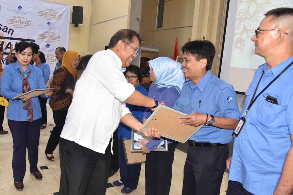 Menteri Kominfo menyerahkan Piagam Penghargaan kepada Dadang Rukgandi, purnabhakti dari Ditjen SDPPI