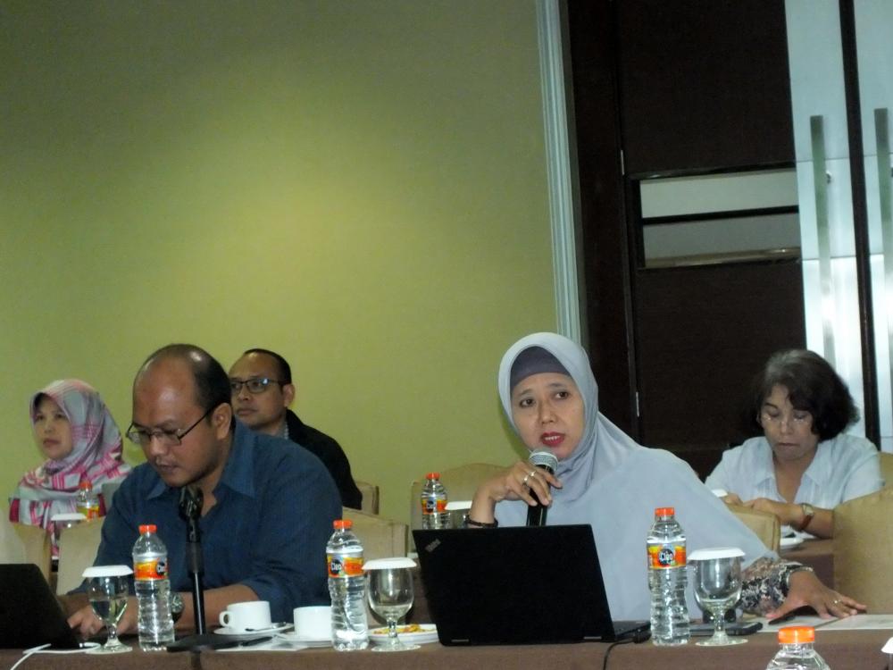 Kepala Bagian Penyusunan Program dan Pelaporan Ditjen SDPPI, Arifah (kanan) didampingi oleh Kepala Subbagian Pengelolaan Data, Hendra Santoso (Kiri) saat pembahasan tindaklanjut hasil survei Pelayanan Publik Ditjen SDPPI 2017. Survei kepuasan masyarakat terhadap pelayanan publik Ditjen SDPPI didasarkan pada parameter yang dikeluarkan Kementerian Pendayagunaan Aparatur Negara dan Reformasi Birokrasi. (Bekasi, 5/2)