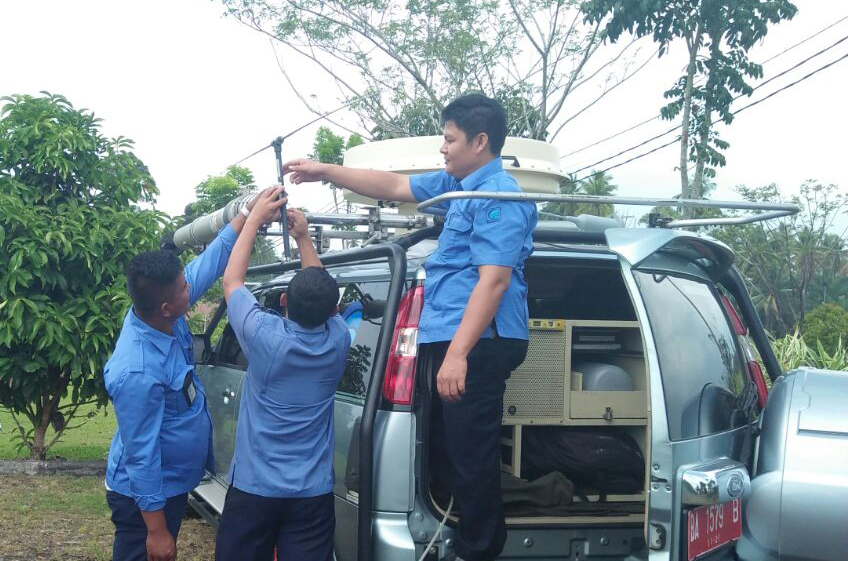 Tampak Tim Monitoring Spktrum Frekuensi Radio dari UPT Padang denagn menggunakan perangkat Spectrum Analyzer keysight dan mobil monitoring SMFR yang dilengkapi Direction Finder (DF) serta Portable Receiver Rohde & Schwarz PR100, mendeteksi pada jalur W11 sekitar 30 Neutical miles (Nm) dari BIM tepatnya di jalur penerbangan Padang-Medan.