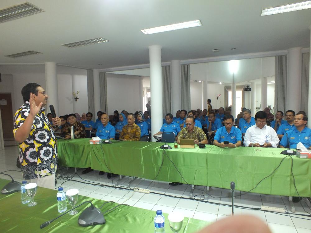 Dirjen SDPPI Ismail memberikan arahan dalam rapat koordinasi pembahasan silabus pelatihan Radio Frequency Monitoring (RFM) , kegiatan tersebut juga dijadikan ajang temu kerja alumni RFM UNDP-ITU 1986 di Wisma Cidokom, Jumat (23/2)