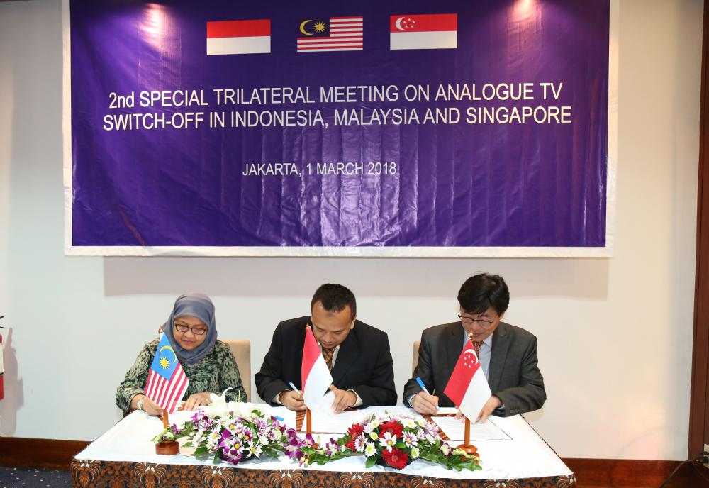Delegasi tiga negara, yakni Indonesia, Malaysia, dan Singapura, bersama membahas perkembangan program peralihan TV analog ke digital dalam The 2nd Special Trilateral Meeting on Analogue Switch Off (ASO) di Hotel Sari Pasifik Jakarta, Kamis (1/3)