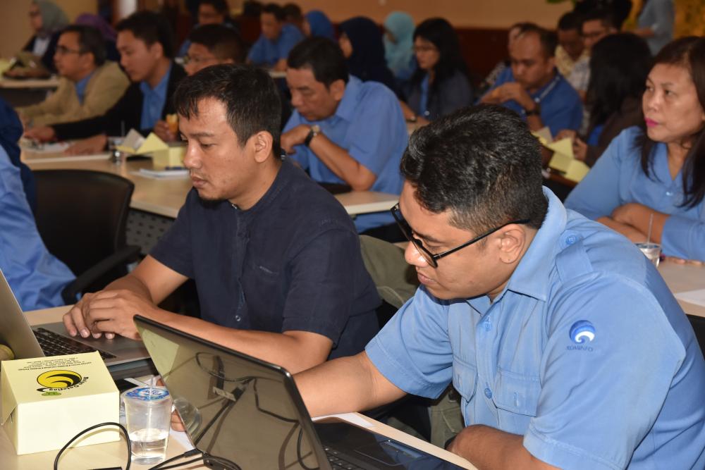 Tampak beberapa pegawai Ditjen SDPPI  menikuti capacty building untuk tingkatjkan SDM di lingkungan Ditjen SDPPI (7/3) kegiatan capacity building diselenggarakan  berkerjasama dengan PT Penjamin Infrastruktur Indonesia (PII) guna membangun sumber daya manusia khususnya bidang pemanfaatan pita frekuensi untuk teknologi Electronic Toll Collection (ETC).