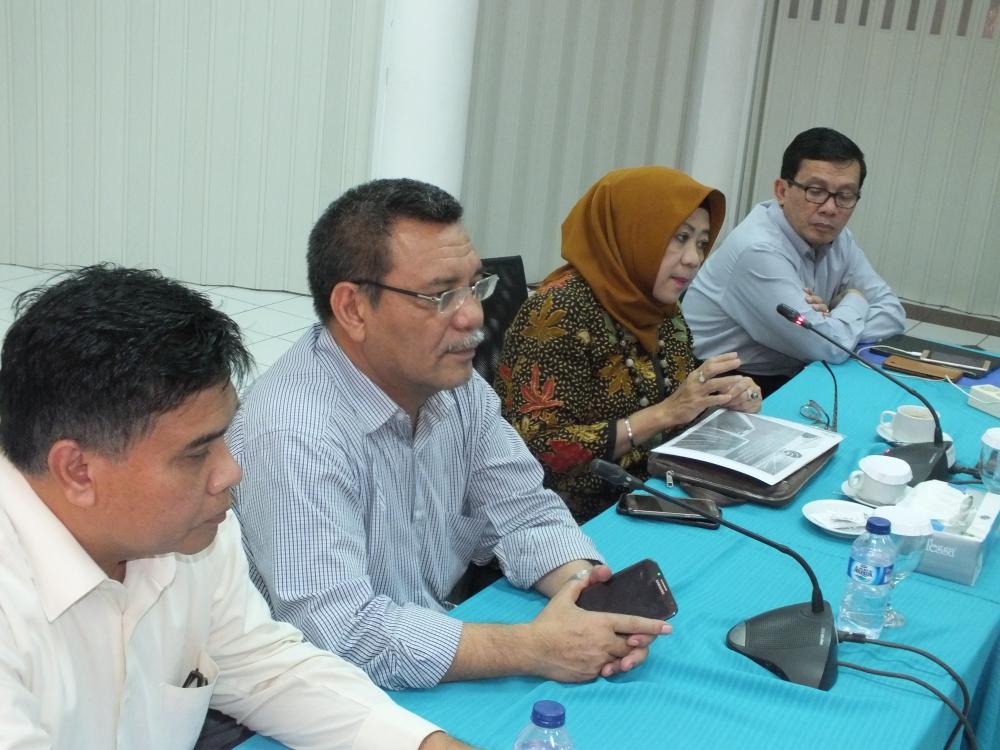 Sekjen Kominfo, Farida Dwi Cahyarini (ketiga dari kiri) memberikan arahan mengenai kurikulum diklat pengendali frekuensi dan pengujian perangkat telekomunikasi di Pusat Pengembangan Sumber Daya Manusia (PPSDM) Ditjen SDPPI di Cidokom, Cisarua, Bogor, Jawa Barat (8/3)