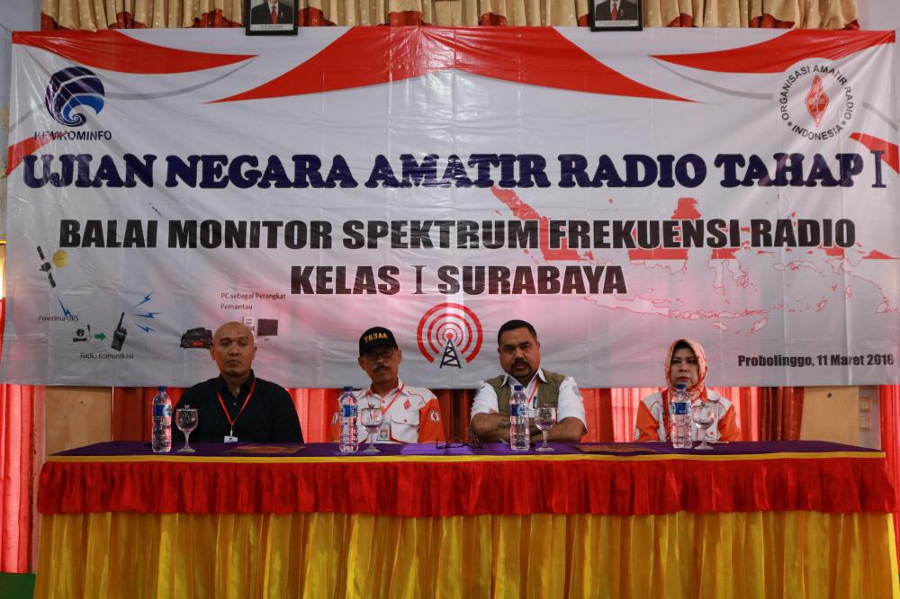 Kepala Balai Monitor Spektrum Frekuensi Radio Kelas I Surabaya, Sensilaus Dore (kedua dari kanan ) pada kegiatan Ujian Negara Amatir Radio Tahap I yang digelar di Surabaya.