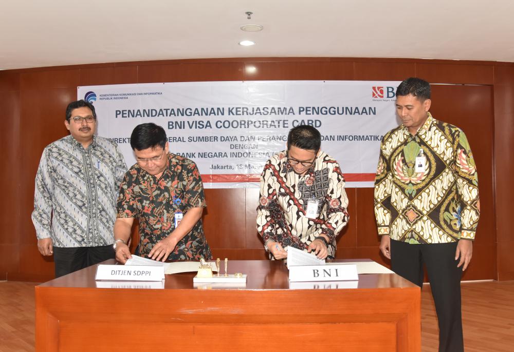Sekretaris Ditjen SDPPI Sadjan (kedua dari kiri) dan Pemimpin Divisi Bisnis Kartu BNI, Okki Rushartomo (kanan) menandatangani nota kesepahaman (Memorandum of Understanding) Corporate Credit Card disaksikan oleh Dirjen SDPPI Ismail (kiri) dan Direktur Bisnis Konsumer BNI Anggoro Eko Cahyo (13/3)
