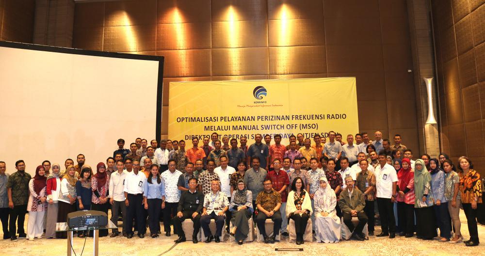 Direktur Operasi Sumber Daya Ditjen SDPPI, Dwi Handoko (tengah)  berfoto bersama dengan peserta sosialiasi mengenai program pelaksanaan MSO,dari  Unit Pelaksana Teknis (UPT) seluruh Indonesia dari pada Selasa (13/3) di Tangerang, Banten.