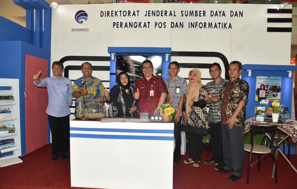 Petugas Informasi Ditjen SDPPI berfoto bersama  dengan Kepala Dinas Pariwisata Provinsi Sumatra Utara,  Daniel Mewengkang (ke empat dari kiri) di depan Stand Ditjen SDPPI (15/3). Keikutsertaan Ditjen SDPPI pada pameran Manado PPI Expo 2017 adalah untuk mensosialisasikan kebijakan-kebijakan terait terkait dengan tupoksi