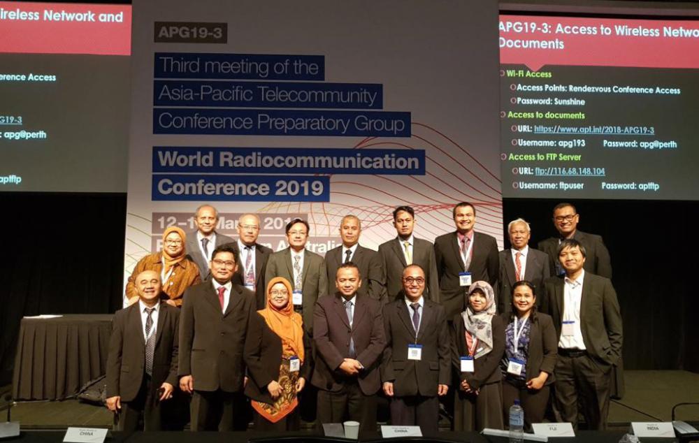 Sejumlah Delegasi Indonesia  foto bersama dengan memanfaatkan waktu istirahat ditengah padatnya sidang  untuk foto bersama pada Asia Pacific Telecommunity (APT) Preparatory Group for World Radiocommunication Conference 2019 (APG19-3) di Perth, Australia, pada 12-16 Maret 2018.