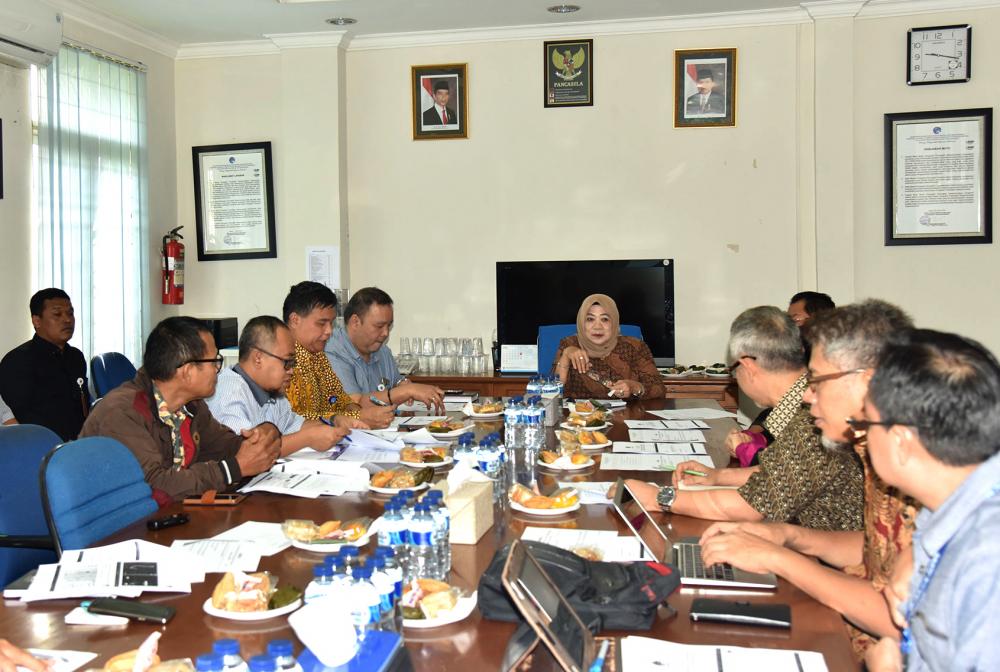 Sekretaris Jenderal Kementerian Komunikasi dan Informatika Farida Dwi Cahyarini (tengah) saat memimpin diskusi mengenai pengembangan dan pembangunan laboratorium Balai Besar Pengujian Perangkat Telekomunikasi di kantor BBPPT, Bintara, Bekasi, Jawa Barat, Kamis (5/4).