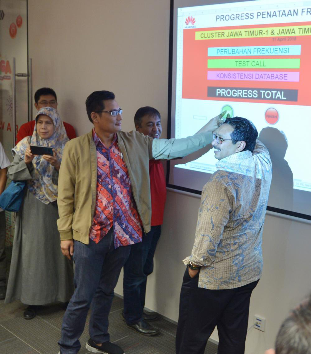 Diirjen SDPPI, Ismail (kanan) saat penutupan Refarming Frekuensi 2.1 GHz, Rabu kemarin (11/4).  Penataan ulang (refarming) pita frekuensi radio 2.1 GHz pada ), dua minggu lebih cepat dari yang dijadwalkan semula yakni 25 April 2018.