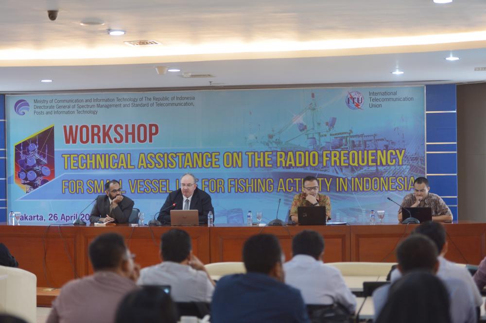 Expert ITU,Mr. Peter Pokorny  (kedua dari kanan) didampingi oleh Direktur Penataan Sumber Daya, Denny Setiawan (Ketiga dari Kanan saat menjadi pembicara pada Workshop Technical Assistance on the Radio Frequency fo Small Vessel Use  for Fishing Activity in Indonesia (26/4). Workshop tersebut terselenggara berkat kerjasama Ditjen SDPPI dan ITU.