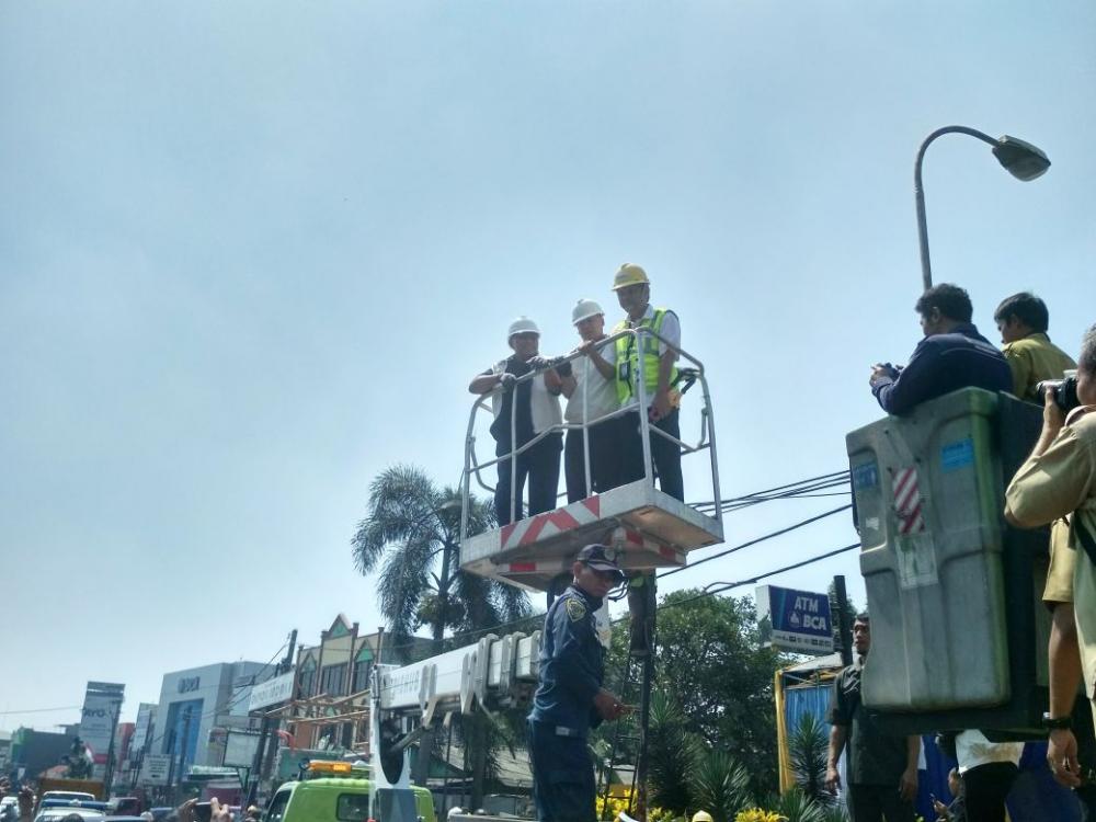 Direktur Standardisasi PPI, Moch. Hadiyana, bersama Walikota Depok, Mohammad Idris, saat seremoni pemutusan kabel udara di Depok