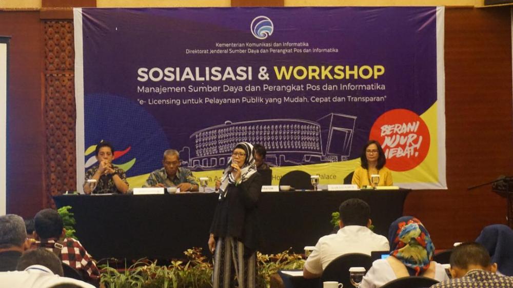 Kasubdit Konsultasi dan Data, Fidyah Ernawati, meyampaikan paparan dalam kegiatan Sosialisasi Layanan Perizinan