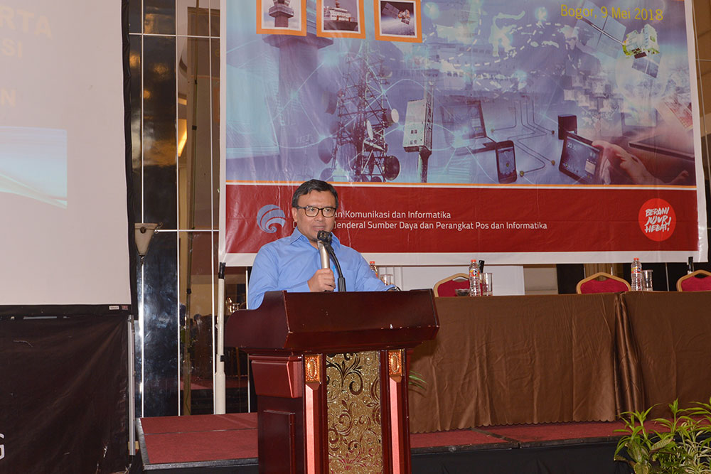 Direktur Operasi Sumber Daya, Ditjen SDPPI Dwi Handoko memberikan sambutan saat membuka Asistensi dan Implementasi e-Licensing kepada pengguna spektrum frekuensi radio penerbangan, satelit, dan maritim Jakarta dan sekitarnya, di Bogor, Jawa Barat, pada 8-9 Mei 2018.