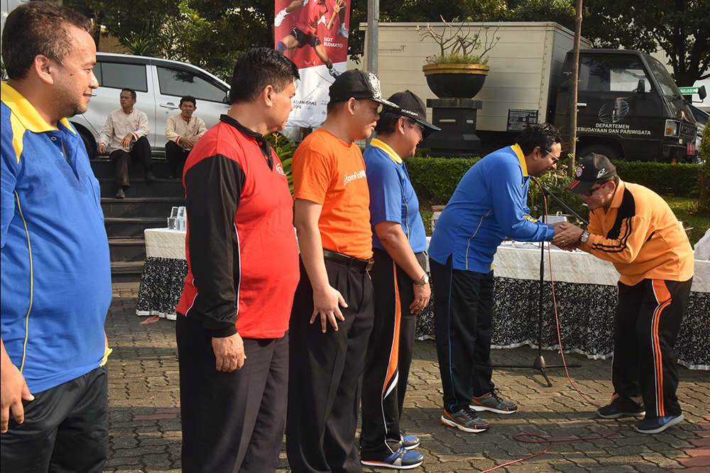 Dirjen SDPPI Ismail bersama Sesditjen dan para direktur bersalam-salaman dengan para pegawai Ditjen SDPPI untuk saling memaafkan sebelum menjalankan ibadah puasa Ramadhan 1439 Hijriah. Kegiatan ini berlangsung disela senam pagi pada Selasa (15/5/2018).