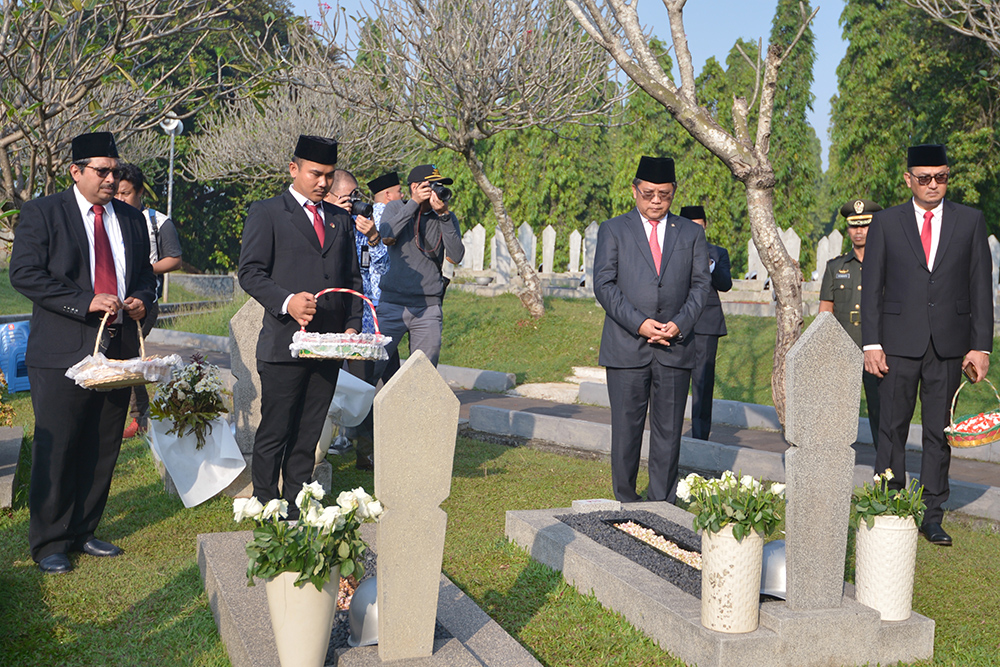 Menkominfo Rudiantara (dua dari kanan) dan Dirjen SDPPI Ismail (kiri) memanjatkan doa sebelum menaburkan bunga ke makam para pahlawan di Taman Makam Pahlawan Kalibata, Jakarta, Jumat (18/5/2018) dalam serangkaian peringatan Hari Kebangkitan Nasional ke -110 pada 20 Mei 2018.