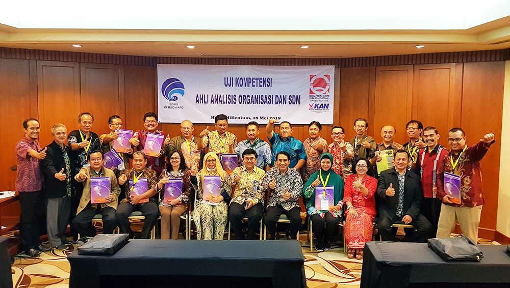 Sekretaris Ditjen SDPPI Sadjan (tengah) berfoto bersama peserta Pelatihan Manajemen Survival Batch I Ditjen SDPPI di Jakarta, Jumat (18/5/2019). Pelatihan ini diikuti 19 pejabat Eselon III Ditjen SDPPI baik dari kantor pusat maupun UPT.