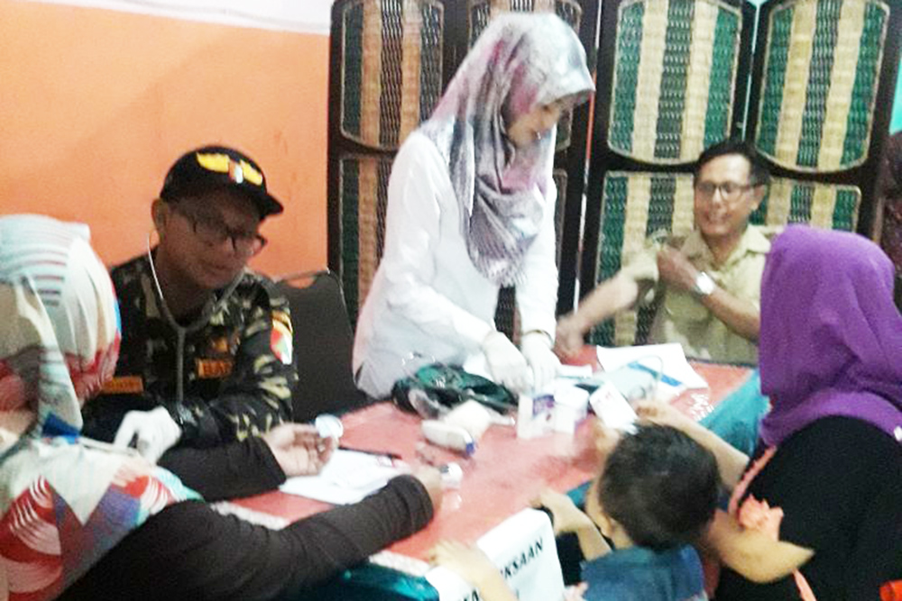 Pemeriksaan kesehatan dan pengobatan gratis yang diselenggarakan Kemkominfo dalam serangkaian peringatan Hari Kebangkitan Nasional ke-110, di Pondok Pesantren Nurul Huda, Surabaya, Jawa Timur, Senin (21/5/2018).