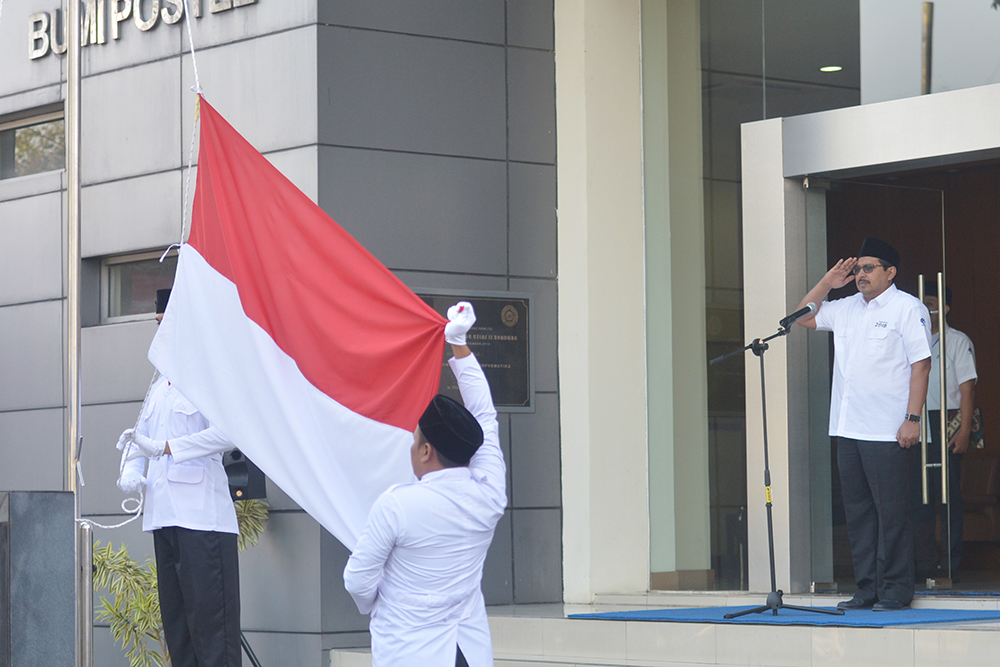 Dirjen SDPPI Ismail memberikan penghormatan untuk Merah Putih saat menjadi inspektur upacara peringatan Hari Kebangkitan Nasional ke-110 di halaman kantor Balmon Kelas I Bandung, Jawa Barat, Senin (21/5/2018).