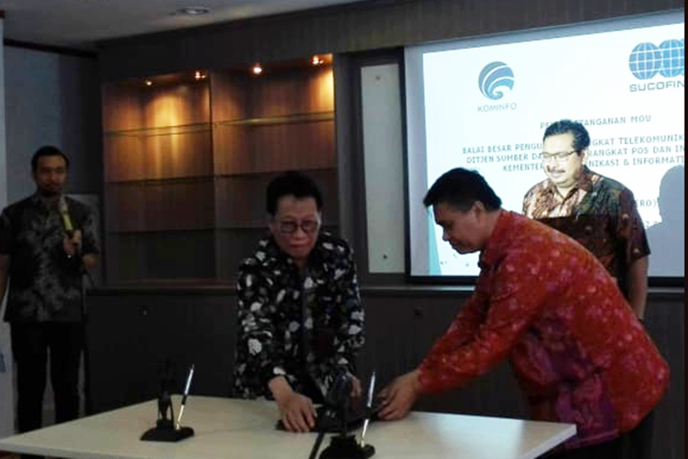 Kepala BBPPT Mochamad Rus'an dan Dirut Sucofindo Bachder Djohan Buddin menandatangani MoU kerja sama pengujian perangkat telekomunikasi disaksikan Dirjen SDPPI Ismail, di Jakarta, Selasa (22/5/2018).