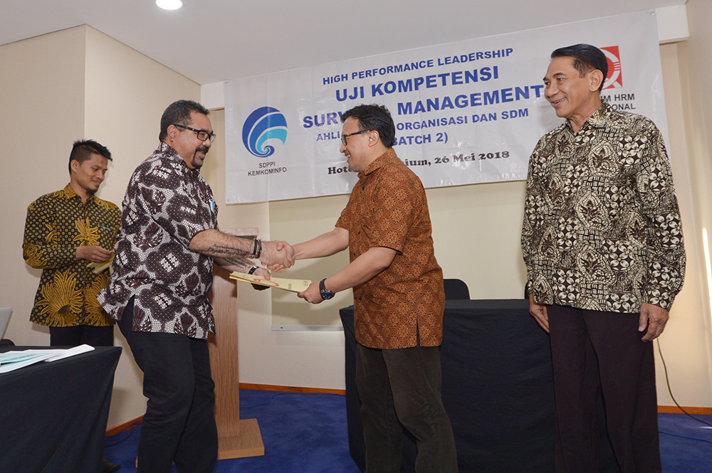 Direktur Operasi Sumber Daya Ditjen SDPPI Dwi Handoko (2 kanan) didampingi Prof. Pribadijono dari PT Quantum HRM Internasional (kiri) menyerahkan sertifikat pelatihan Manajemen Survival kepada peserta pelatihan angkatan (batch) II Ditjen SDPPI di Jakarta, Sabtu (26/5/2018).