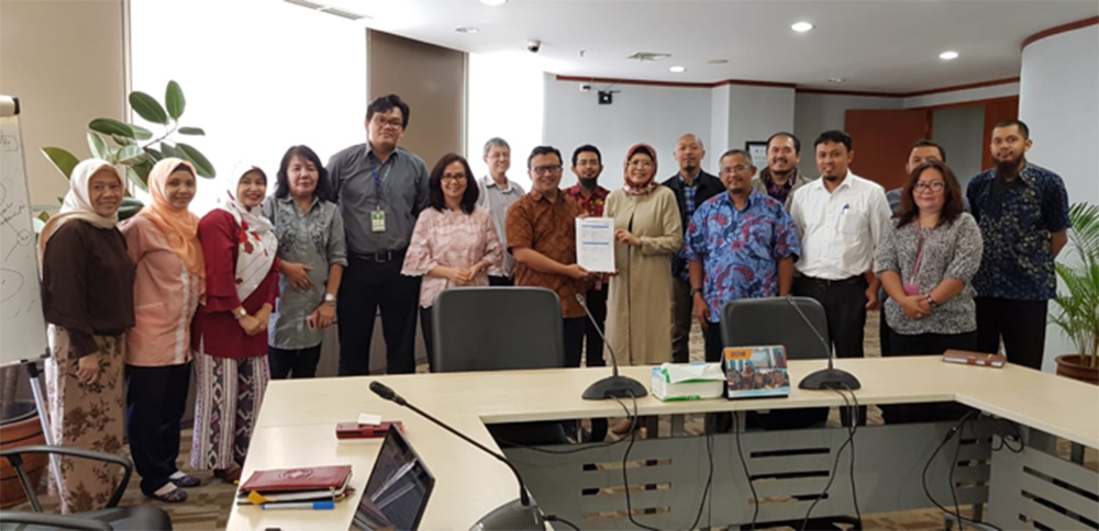 Direktur Operasi Sumber Daya, Ditjen SDPPI Dwi Handoko (tengah) menerima hasil surveillance audit manajemen mutu ISO 9001:2015 di Jakarta, Kamis (31/5/2018).