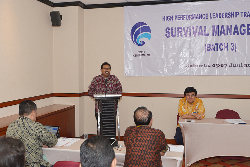 Dirjen SDPPI Ismail, disampingi Sesditjen SDPPI Sadjan, memberikan sambutan saat membuka High Performance Leadership Training Series Survival Management Batch III di Jakarta, Selasa (5/6/2018).