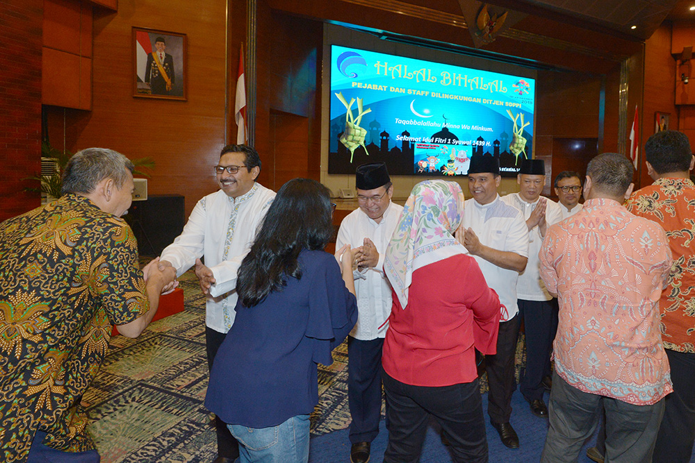 Dirjen SDPPI Ismail bersama Sesditjen Sadjan dan para direktur Ditjen SDPPI bersalaman dan memaaf-maafkan dengan para pegawai Ditjen SDPPI dalam acara halal bihalal di Balairung Soesilo Soedarman, Gedung Sapta Pesona, Jakarta, Jumat (22/6/2018).