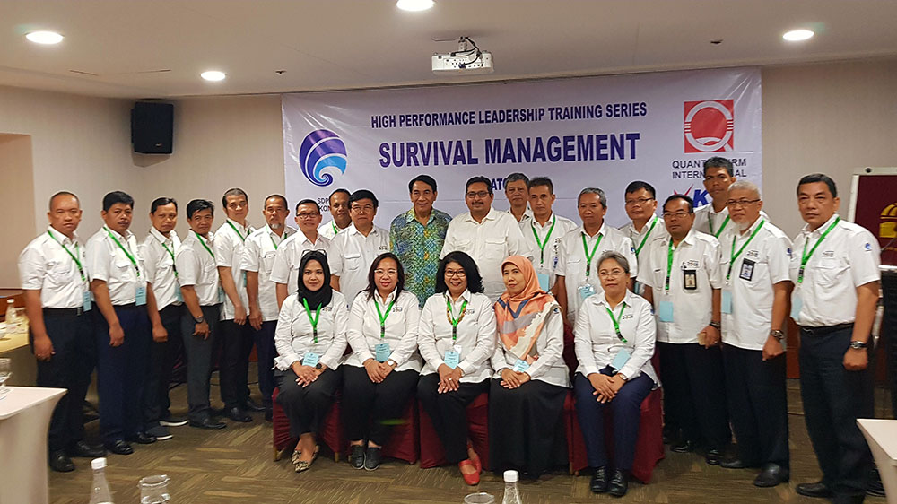 Dirjen SDPPI Ismail dan Sesditjen SDPPI Sadjan berfoto bersama peserta Pelatihan Manajemen Survival Batch V DItjen SDPPI di Bogor, Jawa Barat, Senin (30/7/2018).