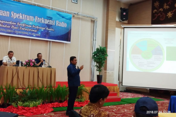 Sosialisasi penggunaan spektrum frekuensi radio dan perangkat telekomunikasi yang benar dan sesuai aturan serta peruntukkannya yang diselenggarakan Balmon Kelas II Padang, di Bukittinggi, Sumatera Barat, Kamis (22/7/2018).