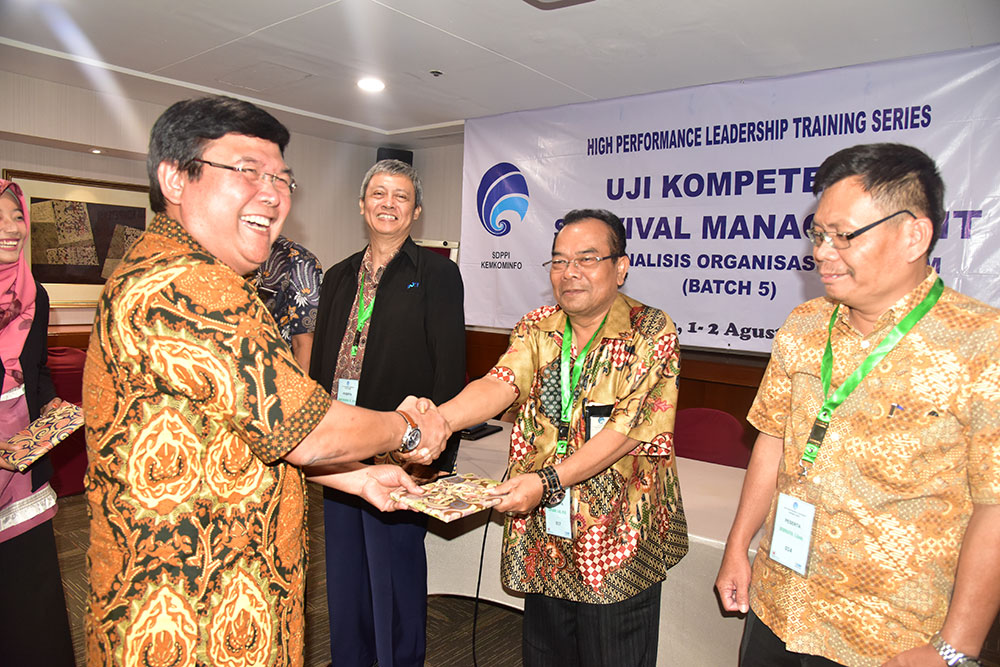 Sesditjen SDPPI Sadjan menyerahkan bingkisan kepada peserta dalam penutupan Pelatihan Manajemen Survival Batch V Ditjen SDPPI di Jakarta, Kamis (2/8/2018). 