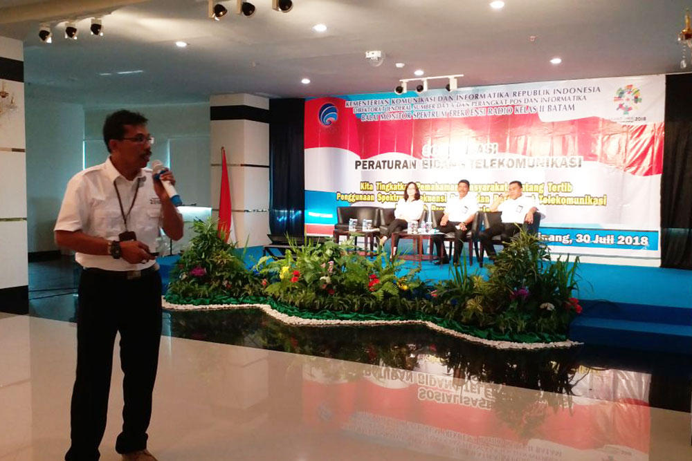 Kabalmon Batam Heriyanto memberikan paparan dalam sosialisasi “Kita Tingkatkan Pemahaman Masyarakat Tentang Tertib Penggunaan Spektrum Frekuensi Radio dan Perangkat Telekomuniksi di Wilayah Provinsi Kepulauan Riau” Tanjung Pinang, 30 Juli 2018.