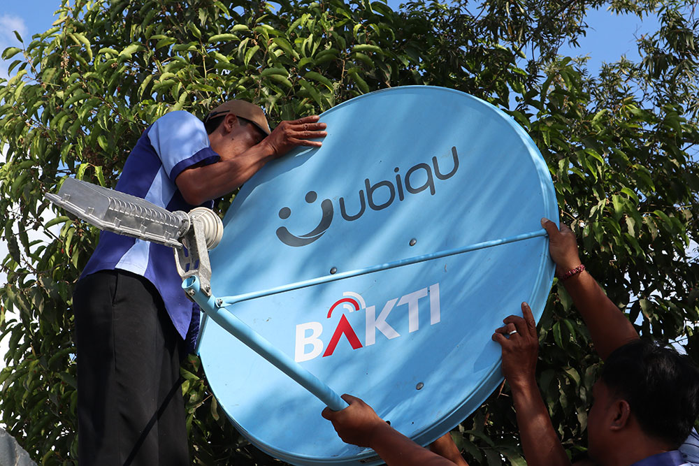 Petugas memasang perangkat telekomunikasi satelit dalam upaya pemulihan akses jaringan telekomunikasi yang sempat terputus akibat gempa bumi berkekuatan 7.0 skala Richter di Lombok, Nusa Tenggara Barat, pada 5 Agustus 2018.