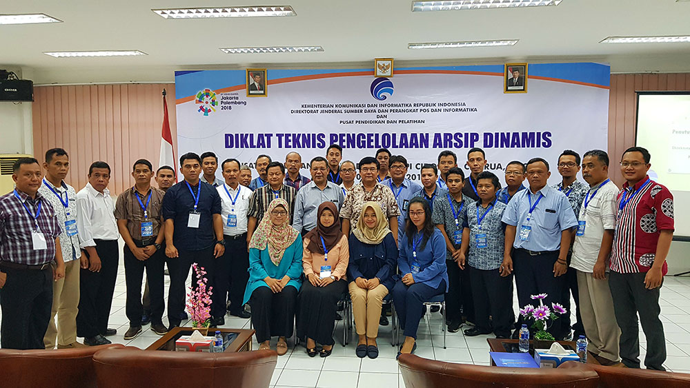 Sesditjen SDPPI Sadjan (tengah) bersama Kepala Pusdiklat Kemkominfo Usuluddin berfoto bersama peserta Diklat Teknis Pengelolaan Arsip angkatan pertama Ditjen SDPPI di Bogor, Jawa Barat, Jumat (10/8/2018).