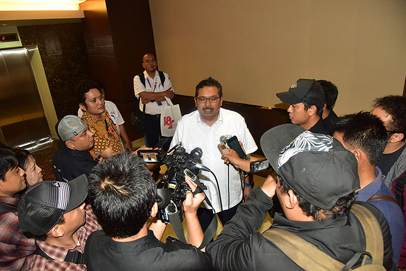 Dirjen SDPPI Ismail menjawab pertanyaan wartawan disela Media Briefing 