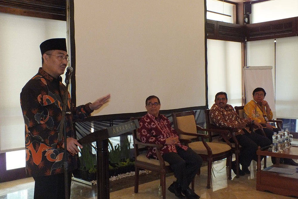 Jimly Asshiddiqie (kiri) memberikan kuliah umum disaksikan Dirjen SDPPI Ismail (2-kanan) dan Sesditjen SDPPI Sadjan (kanan) dalam In House Traning on Legislative Drafting yang diselenggarakan Ditjen SDPPI, Kemkominfo, di Karawaci, Tangerang, Banten, Selasa (14/8/2018). 