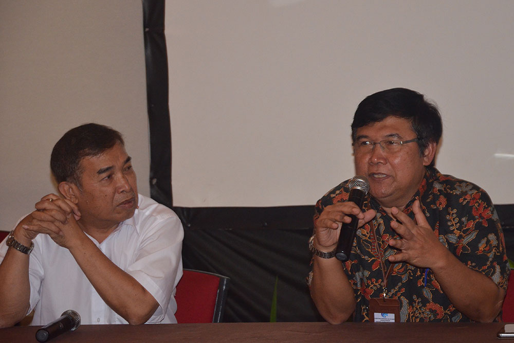 Sekretaris Ditjen SDPPI Sadjan (kanan) memberikan sambutan ketika menutup In House Training on Legislative Drafting Ditjen SDPPI di Karawaci, Tangerang, Banten, Kamis (16/8/2018).