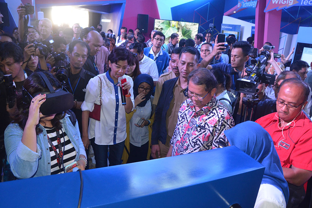 Menkominfo Rudiantara (mengenakan batik) menyaksikan uji coba penerapan teknologi 5G di kawasan Kota Tua, Jakarta Barat, Senin (20/8/2018).