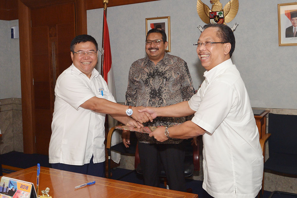 Dirjen SDPPI Ismail (tengah) menyaksikan serah terima jabatan Sekretaris Ditjen SDPPI dari Sadjan (kiri) kepada Susanto (kanan) di lantai 13, Gedung Sapta Pesona, Jakarta, Senin (27/8/2018). Sadjan sekarang dipercaya menjabat sekretaris Ditjen Aptika.