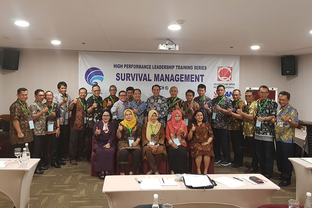 Sesditjen SDPPI R. Susanto berfoto bersama peserta Pelatihan Survival Management Batch VI Ditjen SDPPI di Jakarta, Selasa (28/8/2018).