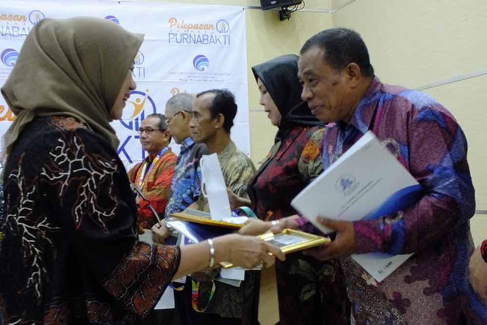 Sekjen Kemkominfo Farida Dwi Cahyarini memberikan penghargaan dan kenang-kenangan kepada para pegawai Kemkominfo yang memasuki masa purnabakti per 1 Oktober 2018 dalam acara pelepasan pagawai purnabakti di Ruang Roeslan Abdulgani, Kantor Kemkominfo, di Jakarta, Jumat (28/9/2018).