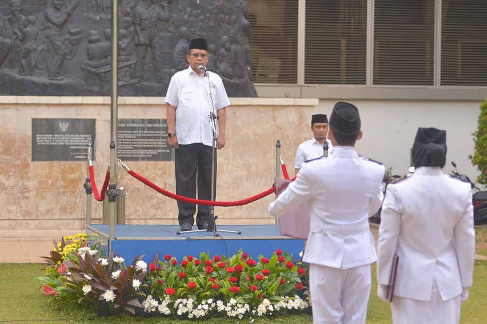 Menkominfo Rudiantara memimpin upacara peringatan Hari Kesaktian Pancasila di Lapangan Upacara Kemkominfo, Jalan Medan Merdeka Barat, Jakarta Pusat, pada Senin (1/10/2018).