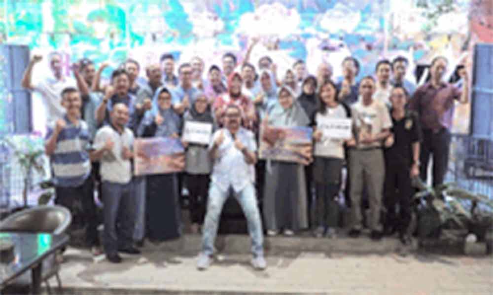 Penyerahan bantuan untuk para korban gempa dan tsunami di Sulteng dari Paguyuban Kepala UPT Monitor SFR se-Nusantara di Surabaya, Jawa Timur, Kamis (4/10/2018).