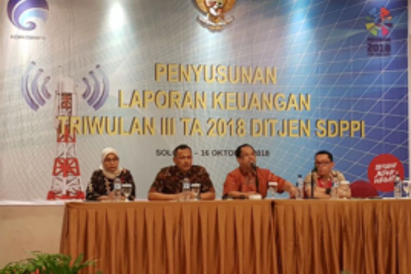 Sesditjen SDPPI R. Susanto (2-kanan) didampingi Kabag Umum dan Kepegawaian Hasyim Fiater dalam kegiatan Penyusunan Laporan Keuangan Triwulan Ketiga 2018 di Solo, Jawa Tengah, Senin (15/10/2018).